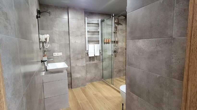 سوئیت با بالکن, Ushba In Mestia