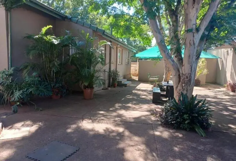 スタンダードルーム, 999 Pretorius Street