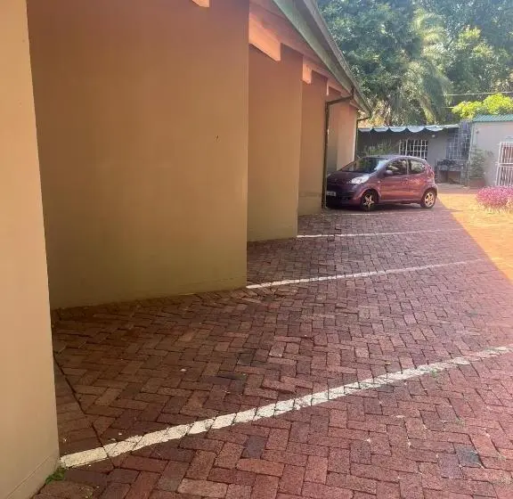スタンダードルーム, 999 Pretorius Street