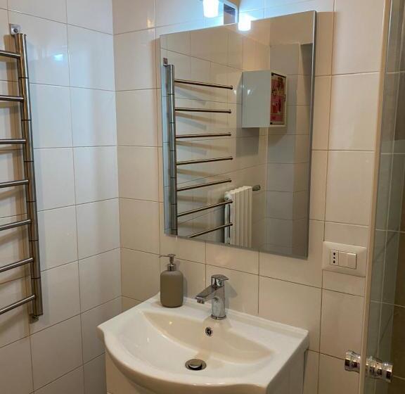 单人基本间, Civico 8