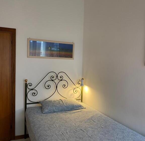 单人基本间, Civico 8