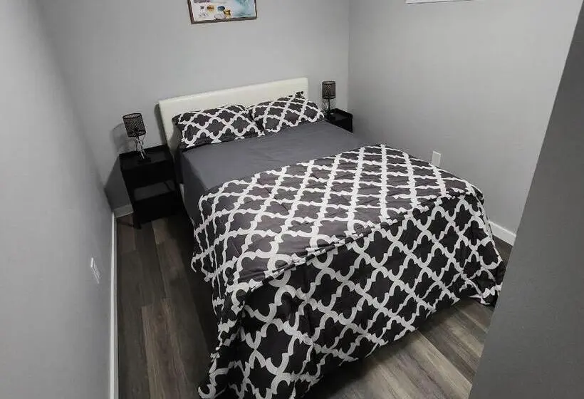 スタンダードルーム, Entire Basement Suite With Private Entrance