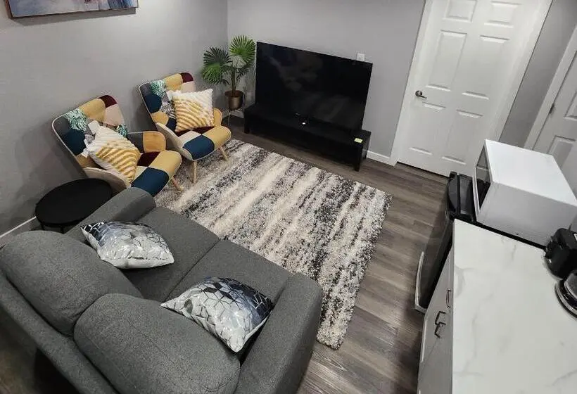 スタンダードルーム, Entire Basement Suite With Private Entrance