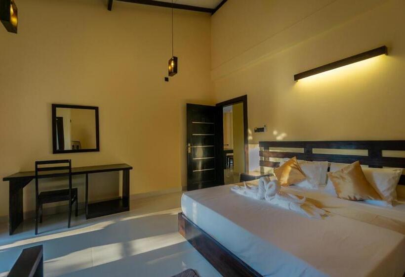 バルコニー付きデラックスルーム, Three Lines