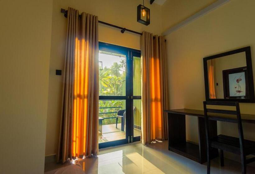 バルコニー付きデラックスルーム, Three Lines