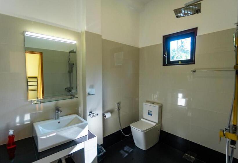 バルコニー付きデラックスルーム, Three Lines