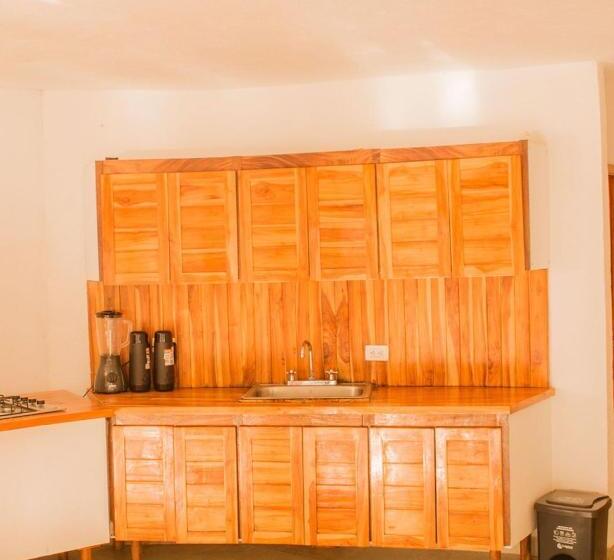 חדר סטנדרט לארבעה, Room In Guest Room   Hb7 Quadruple Room With Shared Bathroom