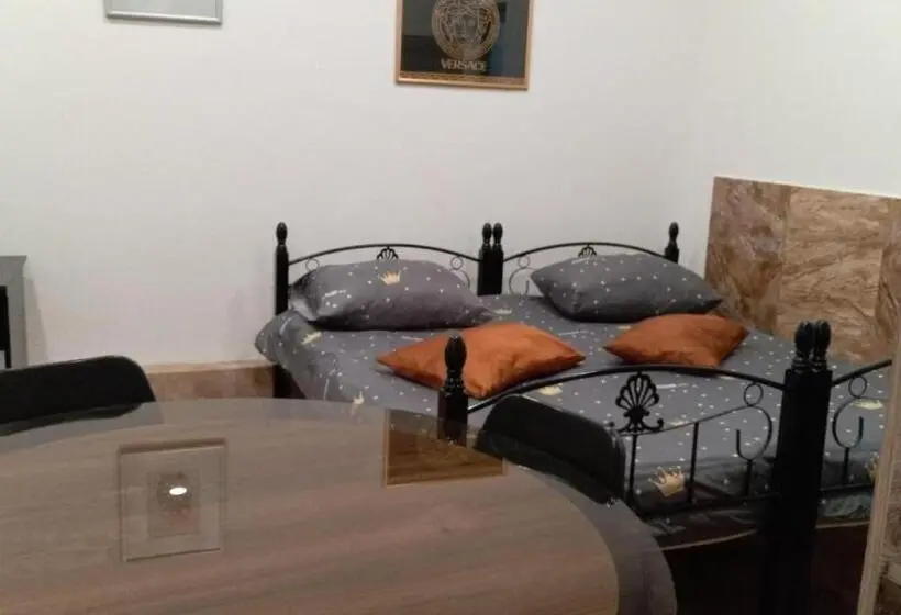 استودیوی استاندارد, Disney Apartments And Hostels