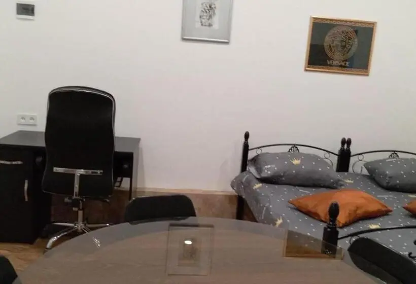 استودیوی استاندارد, Disney Apartments And Hostels