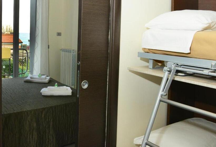 Четырехместный Номер Стандарт Вид на Море, Villa Le Logge