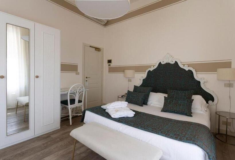 غرفة قياسية مزوَّدة بشُرفة, Olimpia