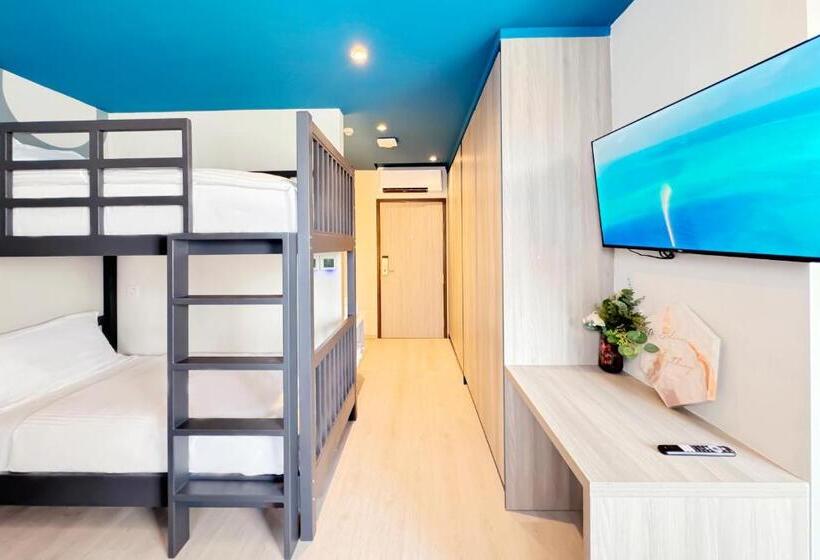 Premium Quadruple Room, Coliwoo Hotel Pasir Panjang   Coliving