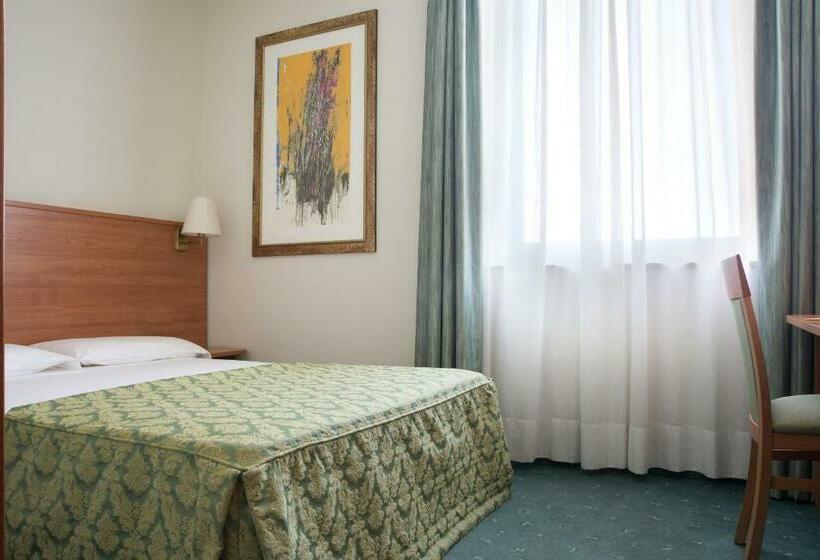 اتاق استاندارد یک نفره, Re