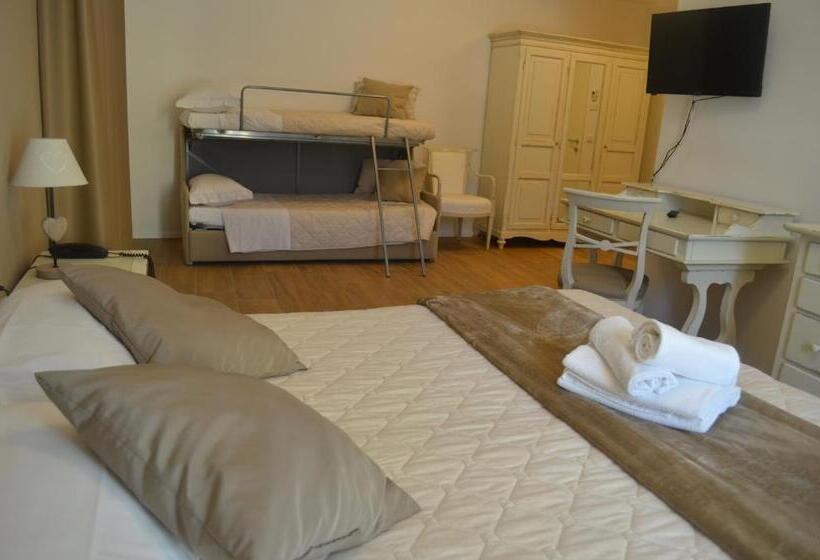 اتاق استاندارد چهار تخته, Rivamia