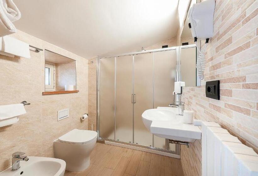 اتاق استاندارد سه نفره, Sole