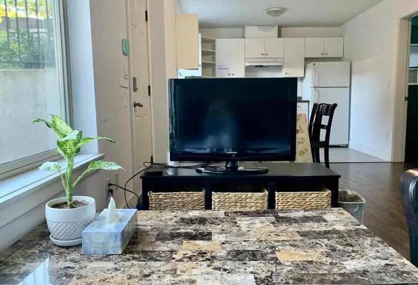 エコノミールーム, Spacious Burnaby Guest Home