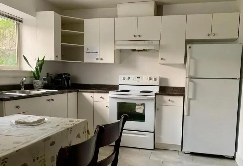 エコノミールーム, Spacious Burnaby Guest Home