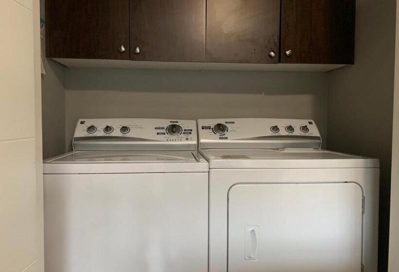 エコノミールーム, Spacious Burnaby Guest Home