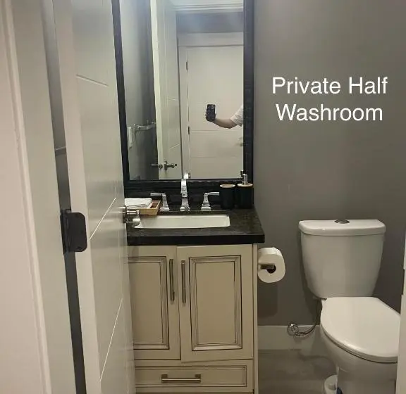 エコノミールーム, Spacious Burnaby Guest Home