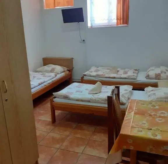 Economy Triple Room, Ubytovňa A Penzión Tavros