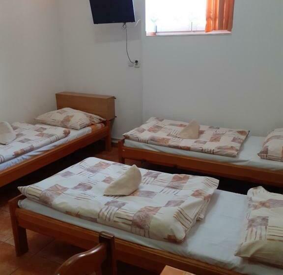 Economy Triple Room, Ubytovňa A Penzión Tavros