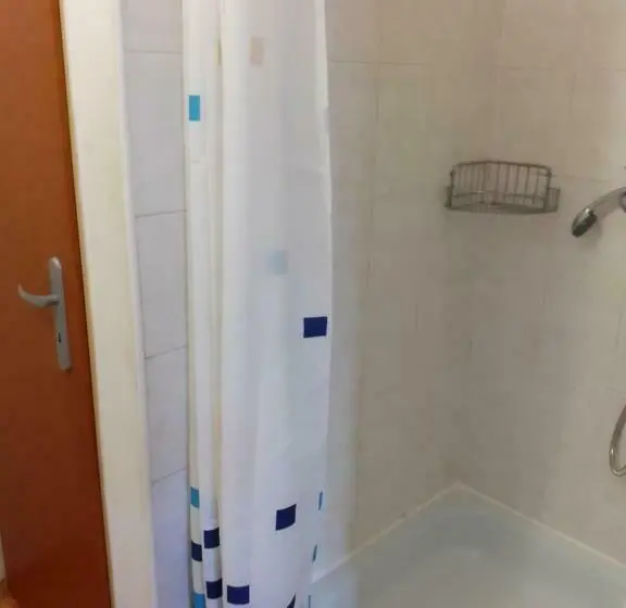 Economy Triple Room, Ubytovňa A Penzión Tavros