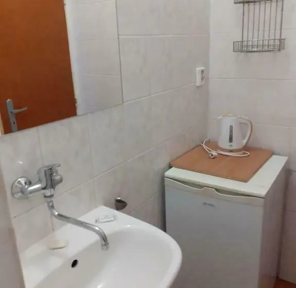 Economy Triple Room, Ubytovňa A Penzión Tavros