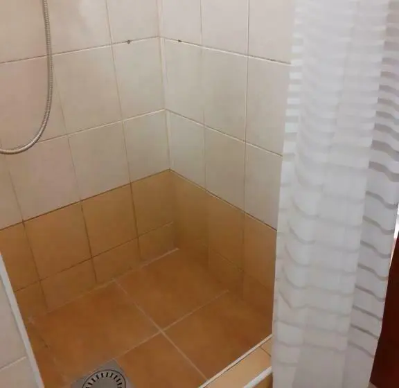 اتاق استاندارد با سرویس بهداشتی مشترک, Ubytovňa A Penzión Tavros