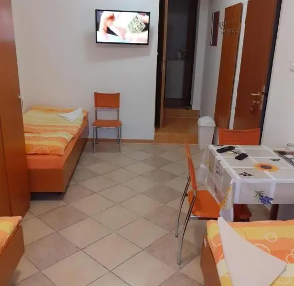 اتاق استاندارد سه نفره, Ubytovňa A Penzión Tavros