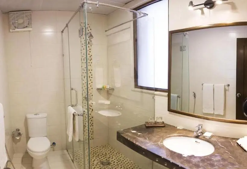 اتاق اجرایی, S Chalet Islamabad