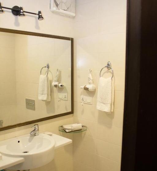اتاق اجرایی, S Chalet Islamabad