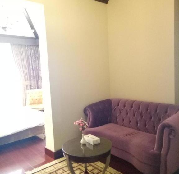سوییت جونیور اجرایی, S Chalet Islamabad