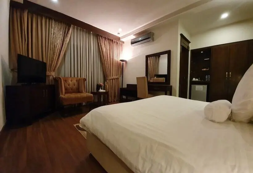 اتاق اجرایی, S Chalet Islamabad