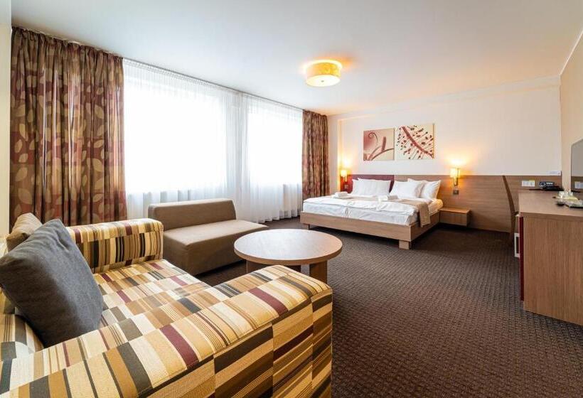 غرفة ديلوكس ثلاثية, Ali Baba