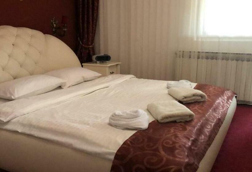 اتاق لوکس با چشمانداز دریاچه, Rey