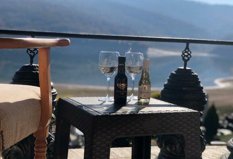 اتاق لوکس با چشمانداز دریاچه, Rey