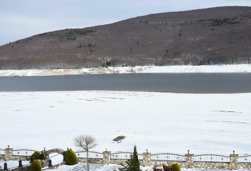 اتاق لوکس با چشمانداز دریاچه, Rey