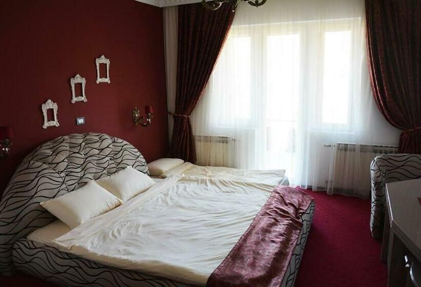 اتاق لوکس با چشمانداز دریاچه, Rey