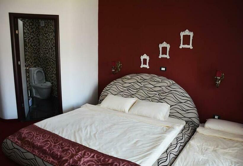 اتاق لوکس با چشمانداز دریاچه, Rey