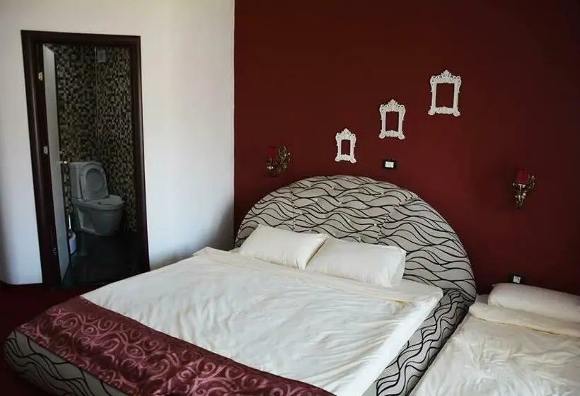 اتاق لوکس با چشم‌انداز دریاچه, Rey