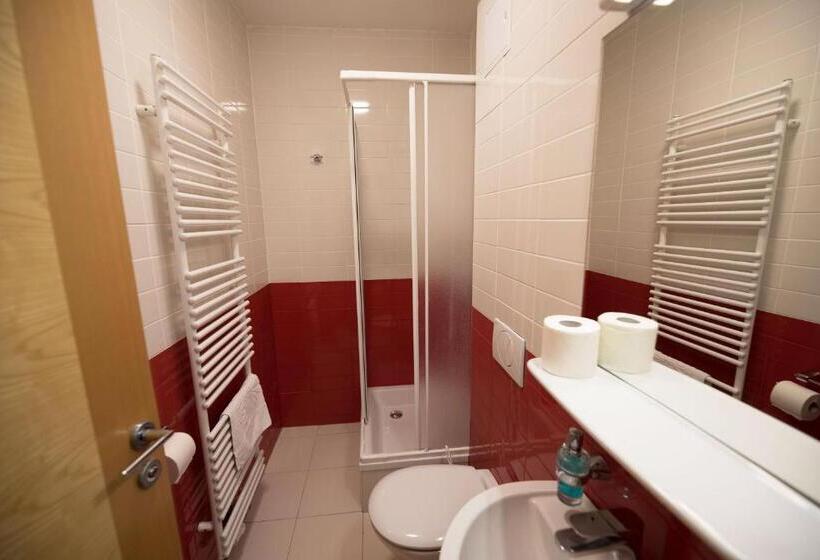 اتاق استاندارد سه نفره, S