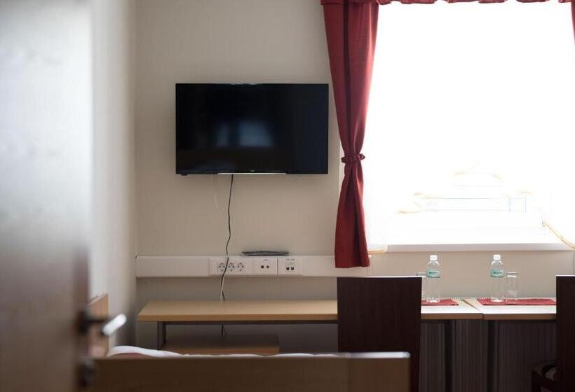 اتاق استاندارد سه نفره, S