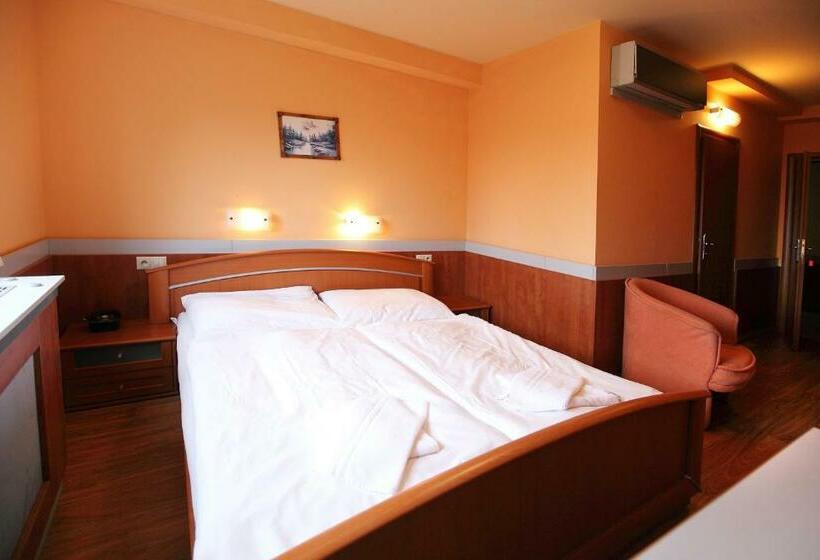 이코노미 룸, Zelený Dvor