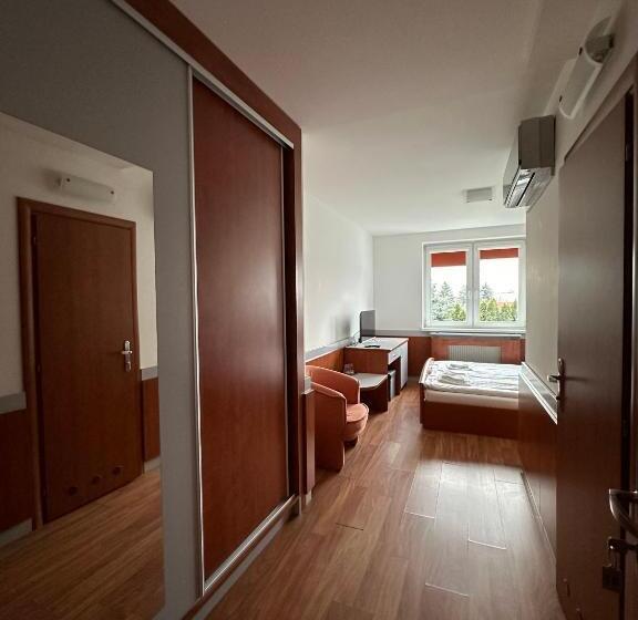 이코노미 룸, Zelený Dvor