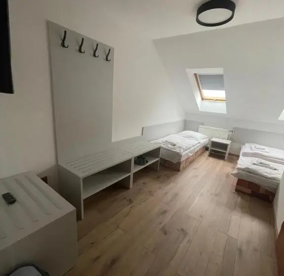 Comfort Kolmen Hengen Huone, Zelený Dvor