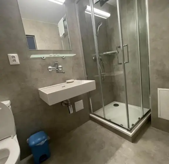 Comfort Kolmen Hengen Huone, Zelený Dvor