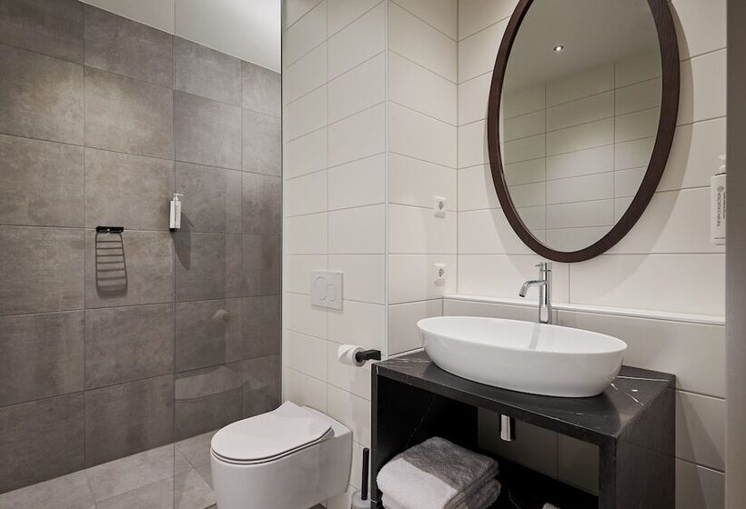 Superior Suite, Corendon Amsterdam Schiphol Airport, a Tribute Portfolio Hotel