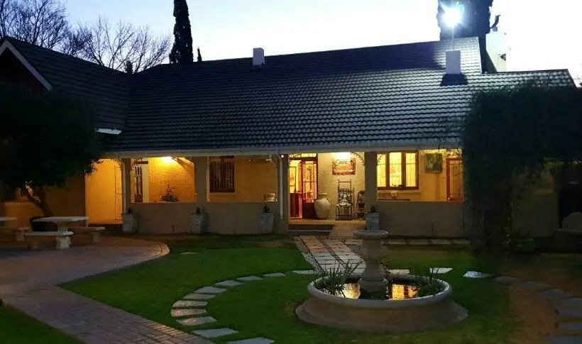 Perhehuone, Castello Guesthouse Vryburg