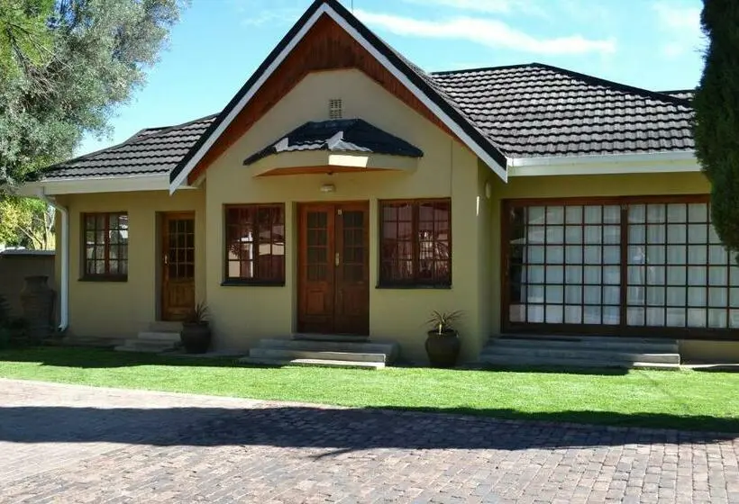 Perhehuone, Castello Guesthouse Vryburg