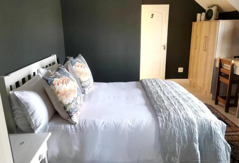 Standard-huone, Tiffanys B&b, Pub & And Teagarden